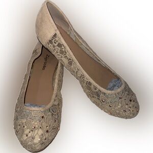 EUC Zigi Soho Hypnotize Lace Rhinestone Slip-ons